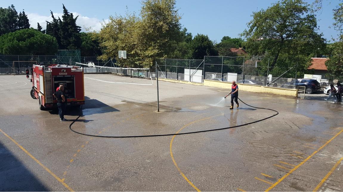 Bahçemiz Kuru Temizlik Sonrası Suyla Yıkandı